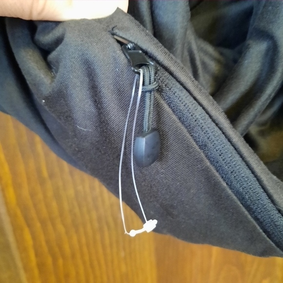NWOT Beyong Yoga Infinity Scarf with Hidden Zipper Cellphone Pocket black OS - Picture 10 of 11